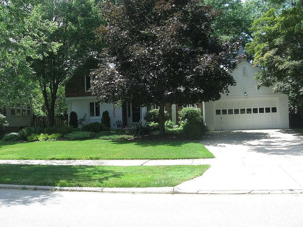 1012 Parkside Dr photo 1
