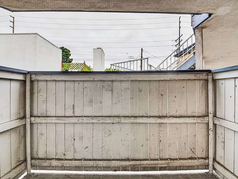 1075 Loma Ave — Photo 23