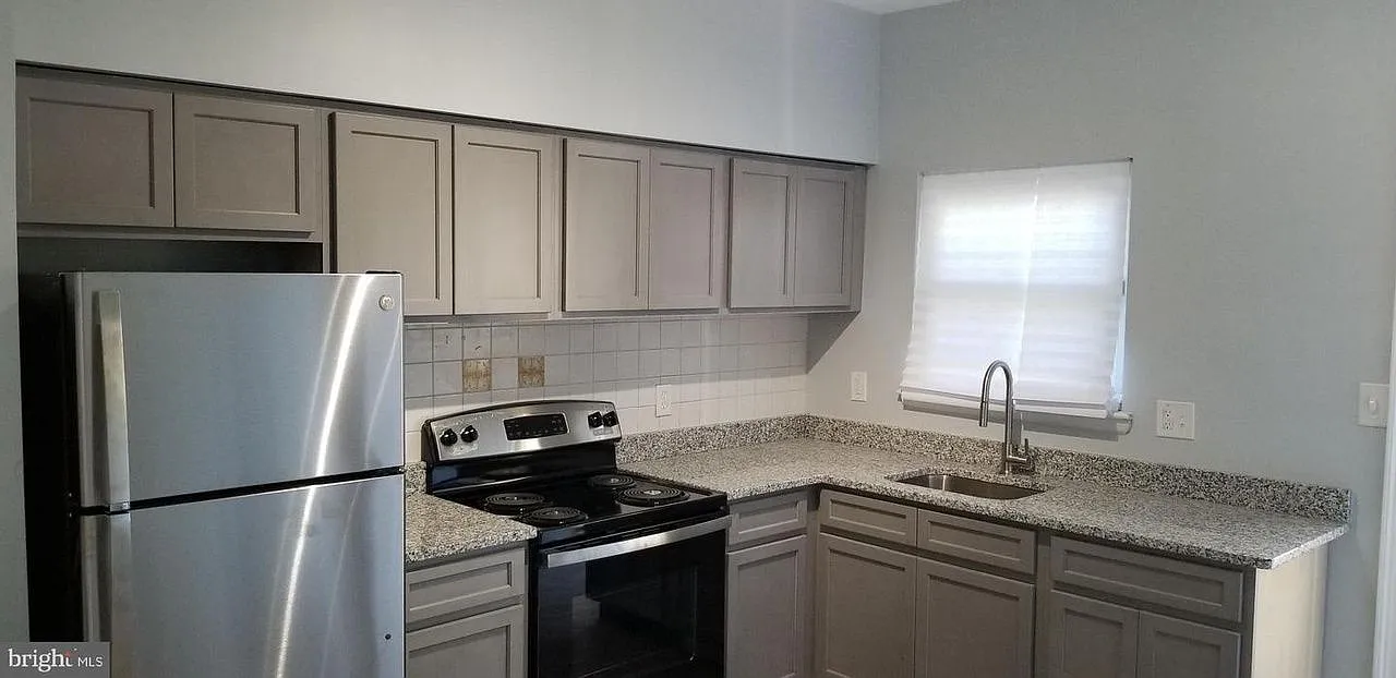 Newly Renovated 4 BD / 2 BA Townhouse with Modern Granite Kitchen & Private Deck! — Photo 2