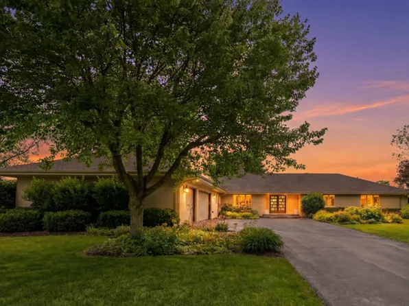 25730 N Eagle Dr, Mundelein, IL 60060