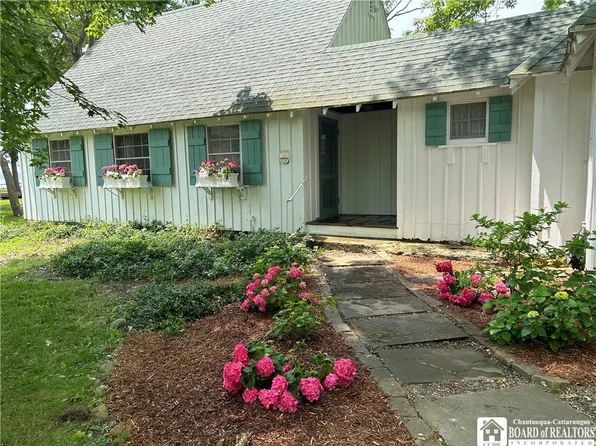 10155 Patterson Ln, Fredonia, NY 14063