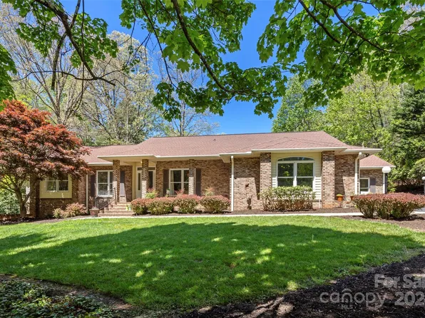 151 Sweetwater Hills Dr, Hendersonville, NC 28791