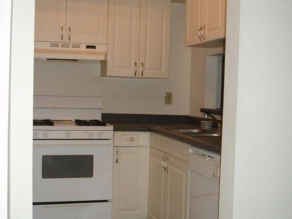 4th image of 4030 Hawthorne Cir SE APT 4