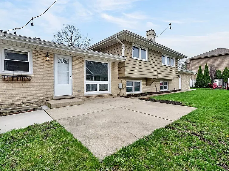 720 Preston Ln — Photo 1