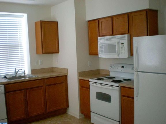 4th image of 20 W Main St #201