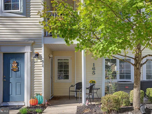 165 Naomi Ct, Levittown, PA 19057