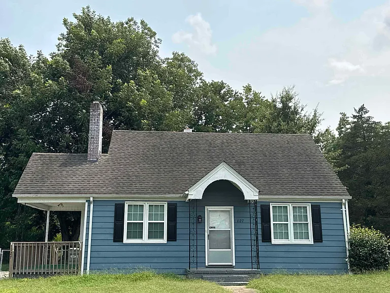 1127 Churchill Ave SW — Photo 1