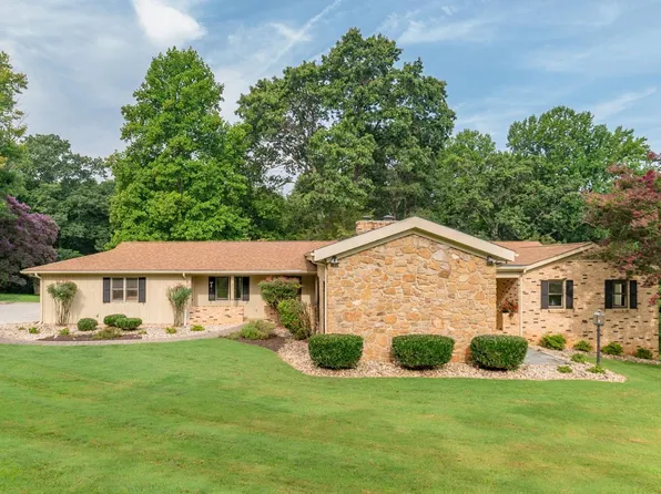 221 Saint Andrews Cir, Lynchburg, VA 24503