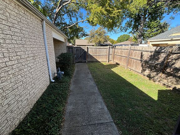 3rd image of 415 Towne House Ln