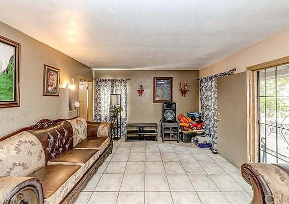 4th image of 212 E Saint Andrew Pl