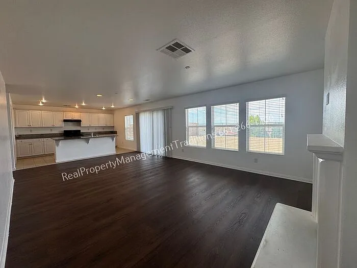 3 bed, 3.0 bath, 1847 sqft, $3,300 — Photo 3