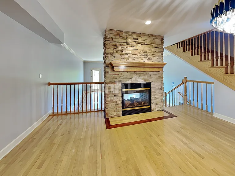 576 N River St — Photo 4