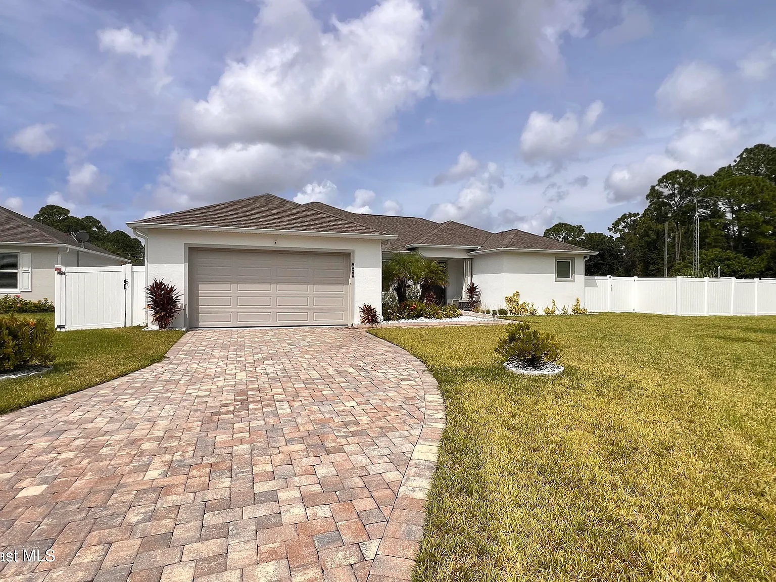 4 bed, 2.0 bath, 1935 sqft, $2,400 — Photo 3