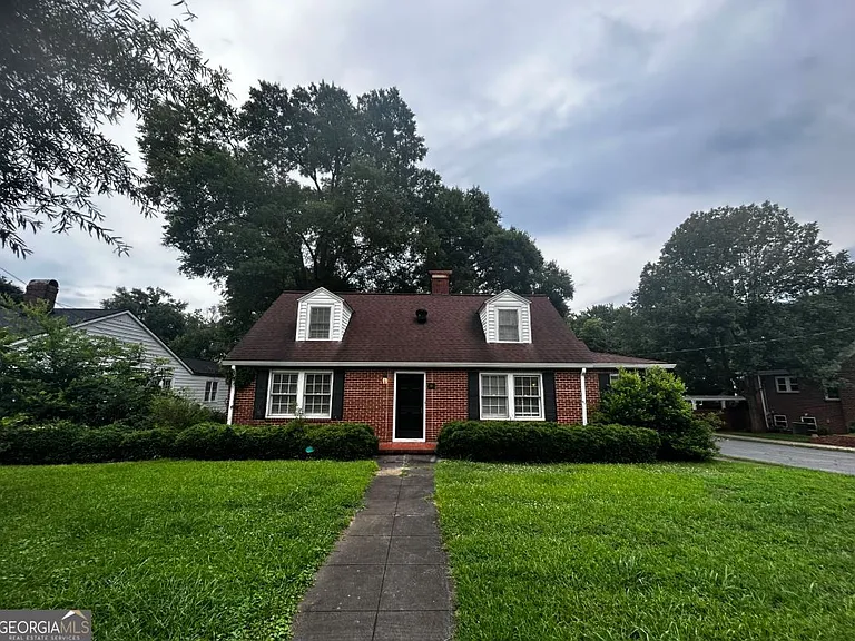 300 N College St — Photo 1