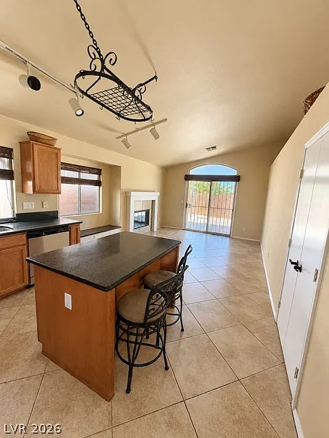 2 bed, 2.0 bath, 1198 sqft, $1,900 — Photo 4