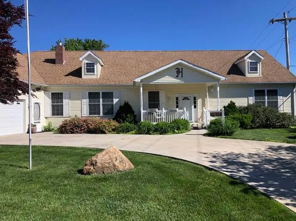 112 W Palmer St, Arthur, IL 61911