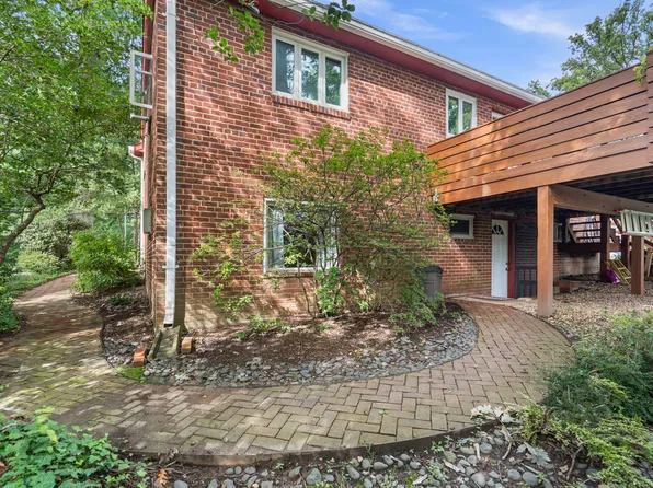 2427 N Sycamore St #B, Arlington, VA 22207