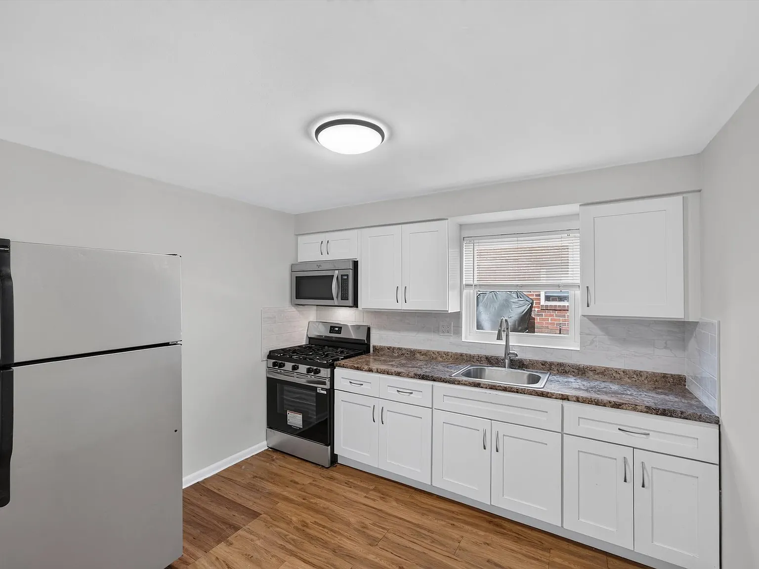 2 bed, 950 sqft, $1,650 — Photo 2