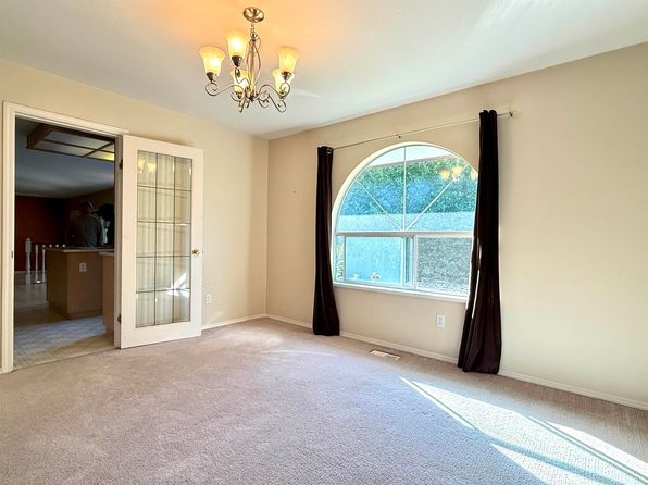 4 bedroom rental in Surrey — photo 5