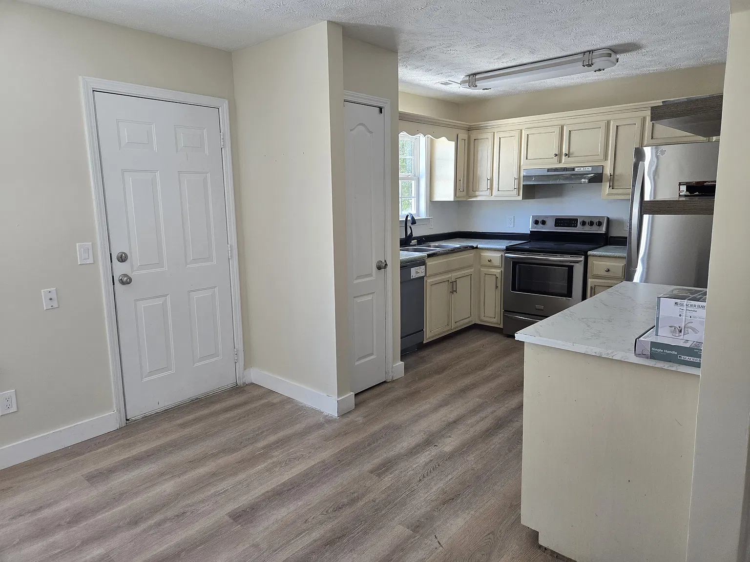 3 bed, 1140 sqft, $1,900 — Photo 2