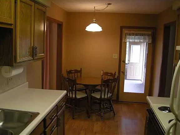 eat-in kitchen/porch access