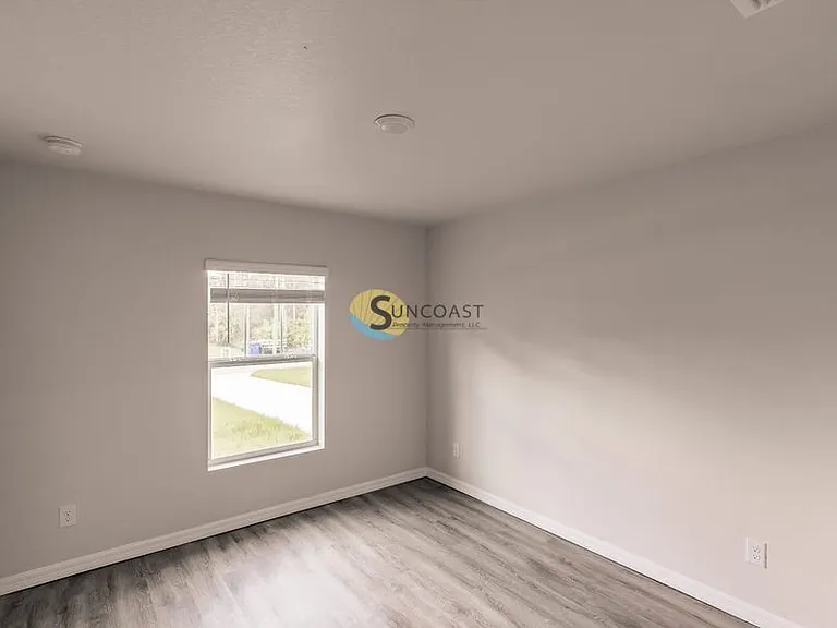378 Urbana St — Photo 7
