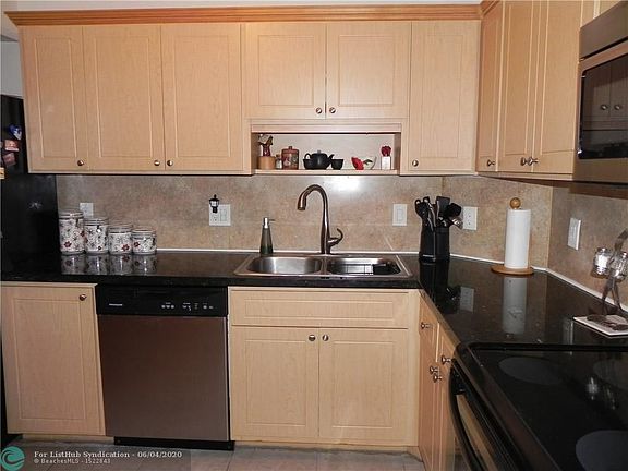 4th image of 4400 Hillcrest Dr APT 500B