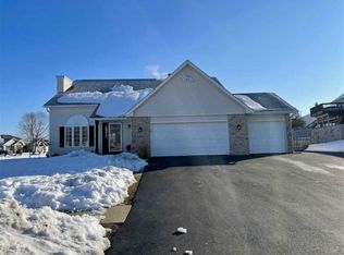 12441 Woodcrest Ln, Roscoe, IL 61073