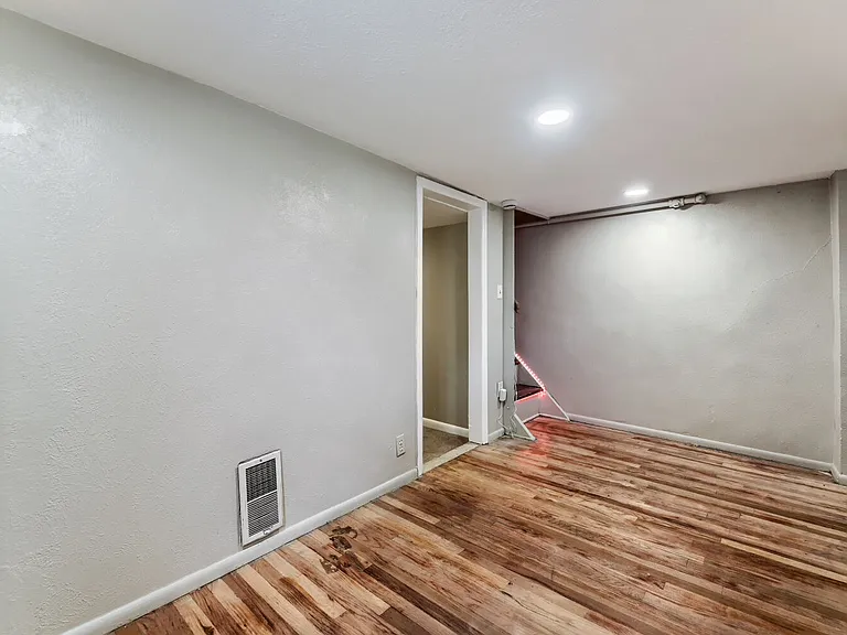 541 N Logan St — Photo 17