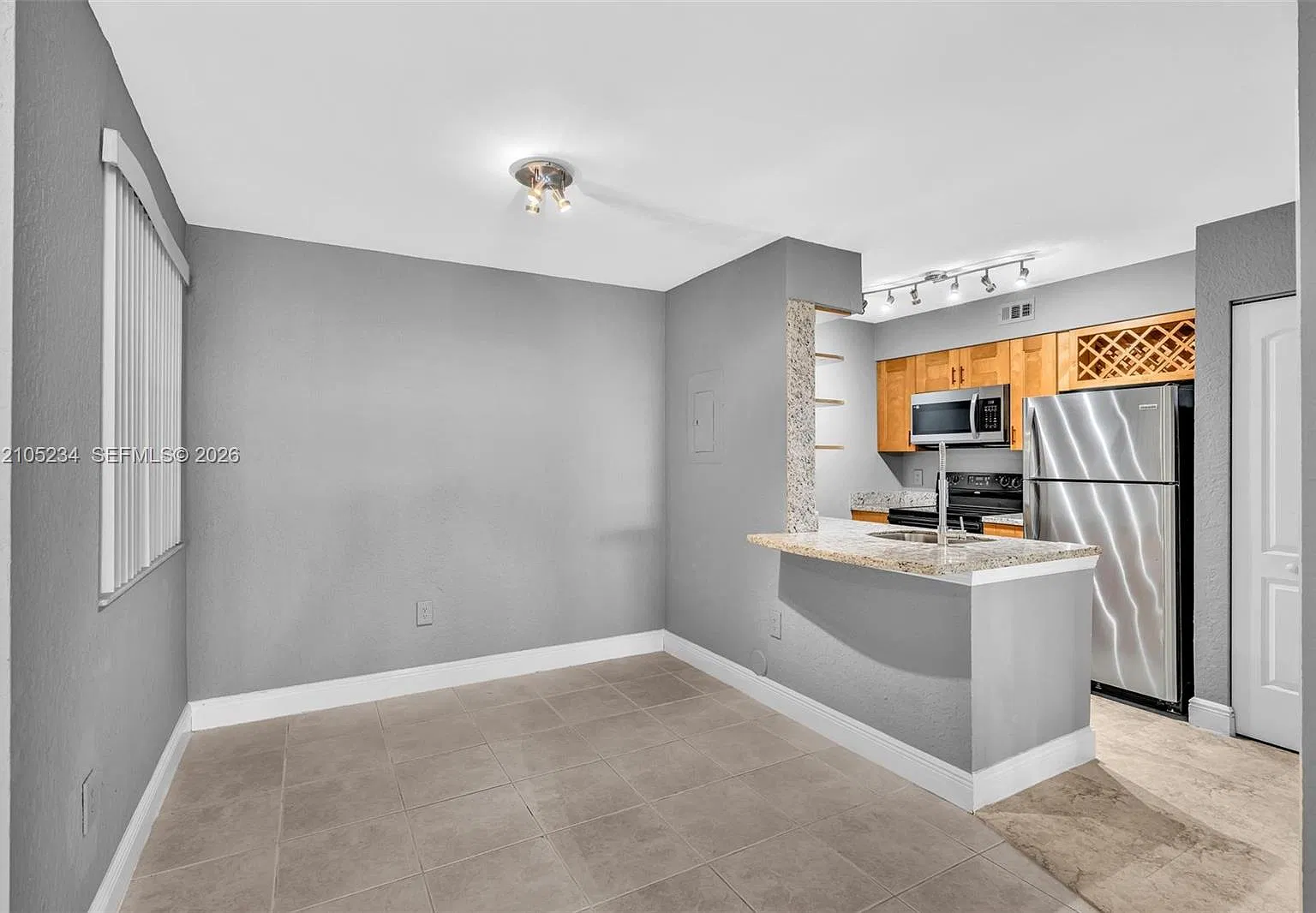 Lakeview Club Condo — Photo 3
