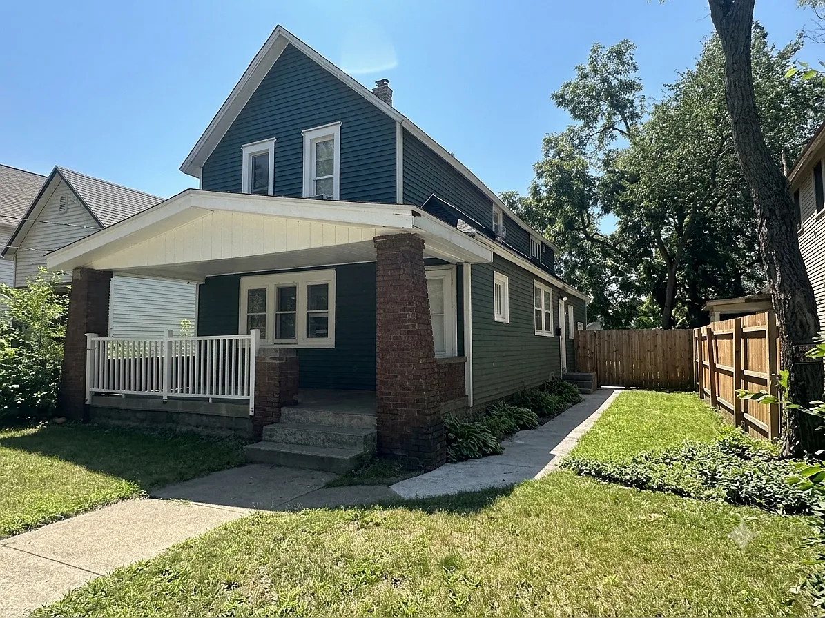 2 bed, 850 sqft, $1,195 — Photo 1