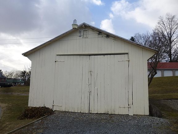 Garage available for extra $50/mth