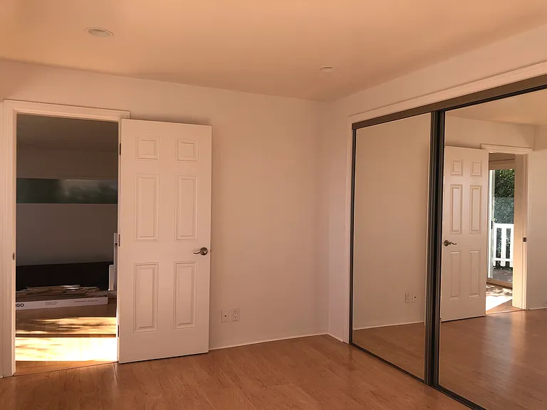 937 Roble Ln — Photo 3