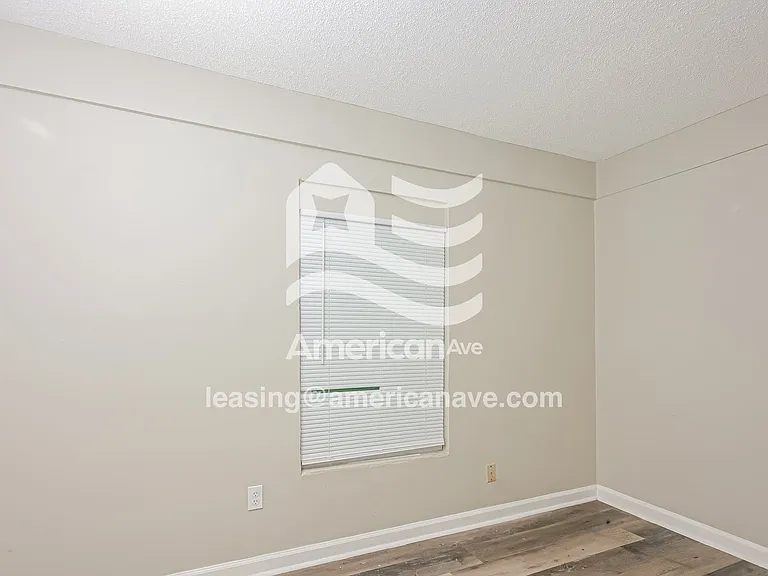 1237584_011_bedroom_11.jpg
