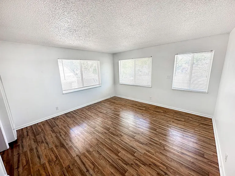 517 N 900 W — Photo 14