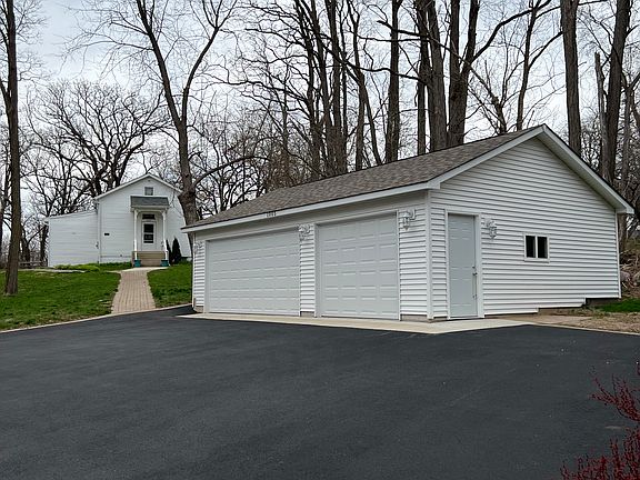 NEW 3-Car Garage. 
NEW Asphalt Driveway.
Private Dedicated Garage.