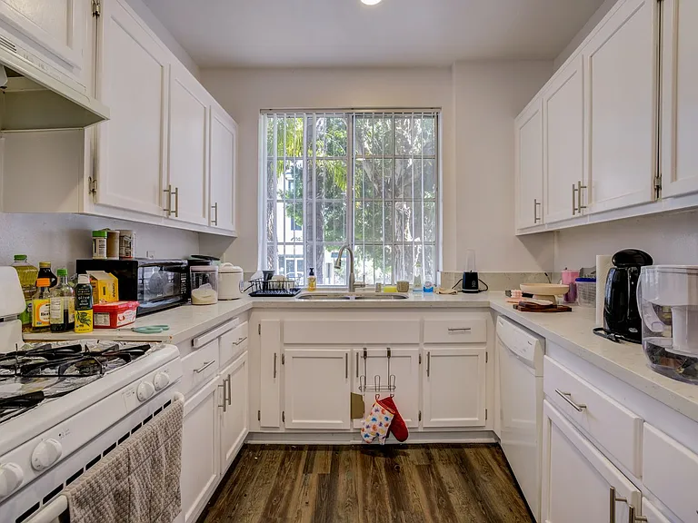 685 Kelton Ave — Photo 27
