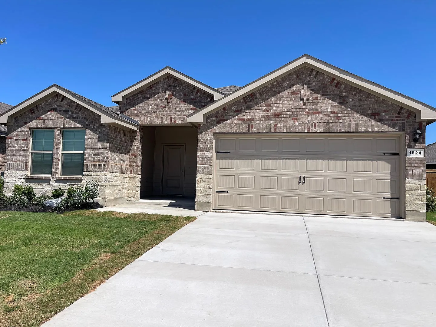 Available Now 3 Bedroom 2 Bath Home In Cleburne — Photo 1