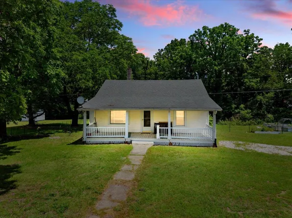 310 Ivanhoe Rd, Max Meadows, VA 24360