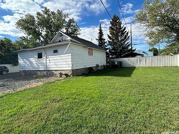 3rd image of 3 Coteau Ave E