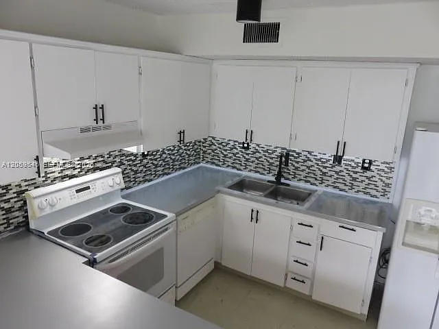 12300 SW 18th Ter #0 — Photo 11