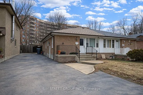 56 Corby Cres #LOWER Photo 1