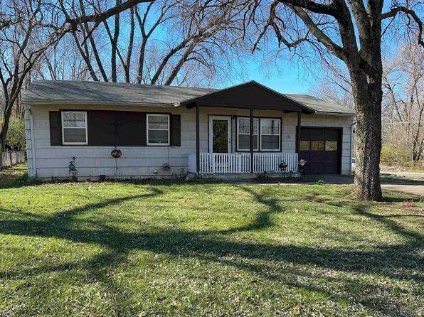 101 SE 37th St, Topeka, KS 66605