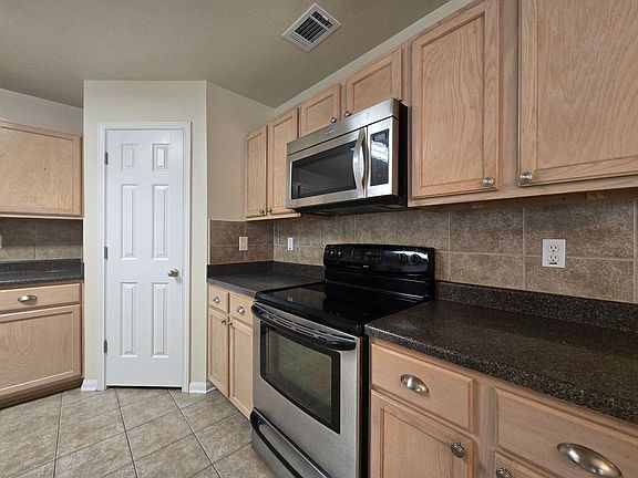 3rd image of 412 Medina Dr