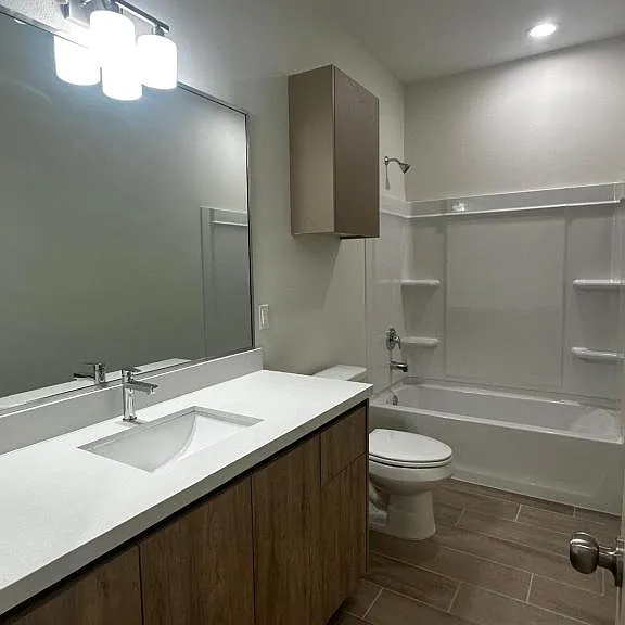 609 N Emerald Ave #2 — Photo 4