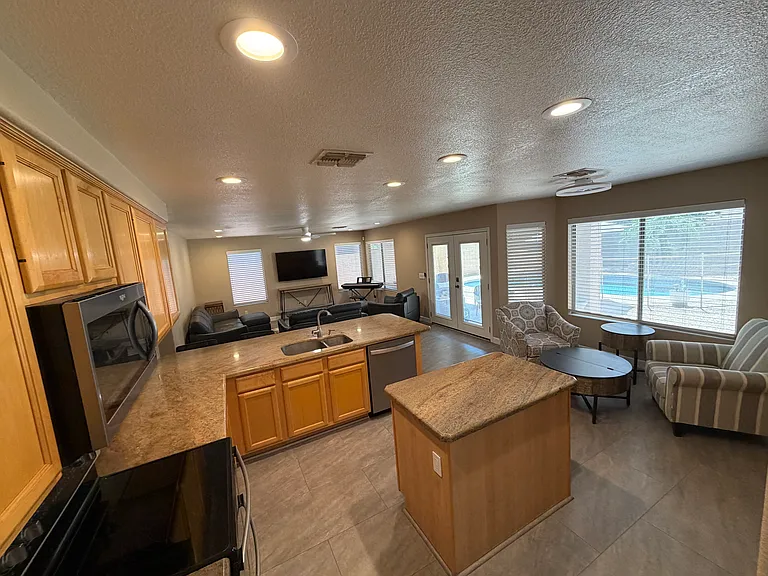 6803 W Rose Garden Ln — Photo 8