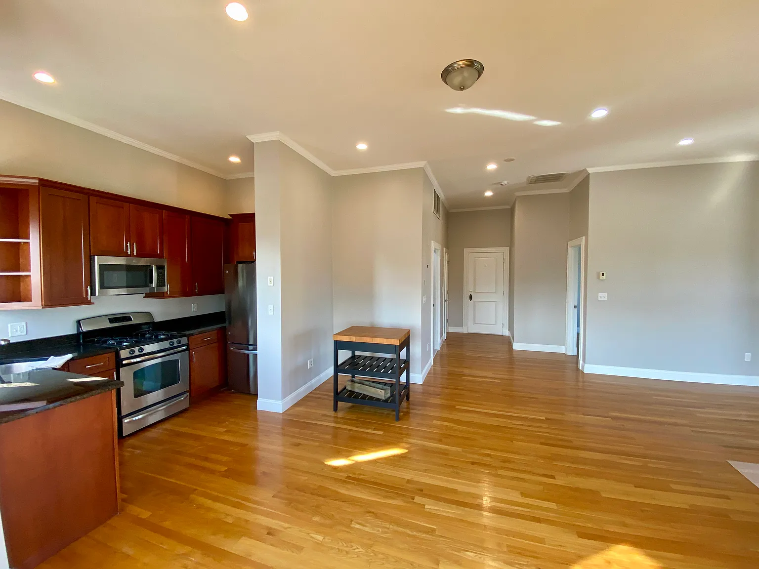 1 bed, 929 sqft, $4,275 — Photo 3