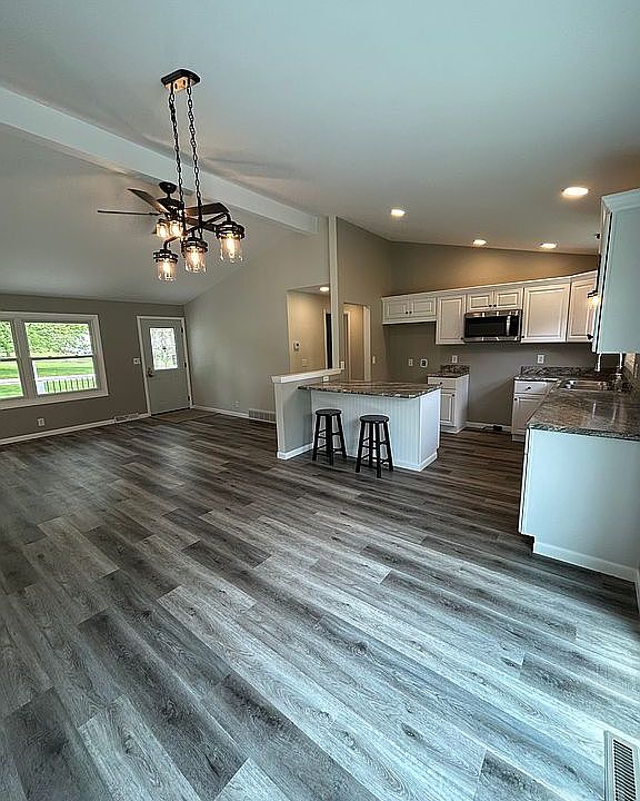 1st image of 631 Orchard Dr E