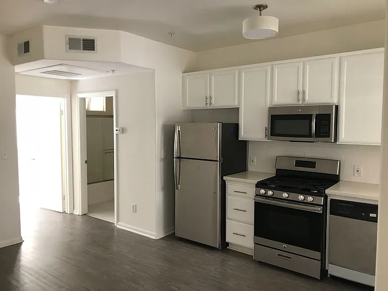 251 Robinson St — Photo 14