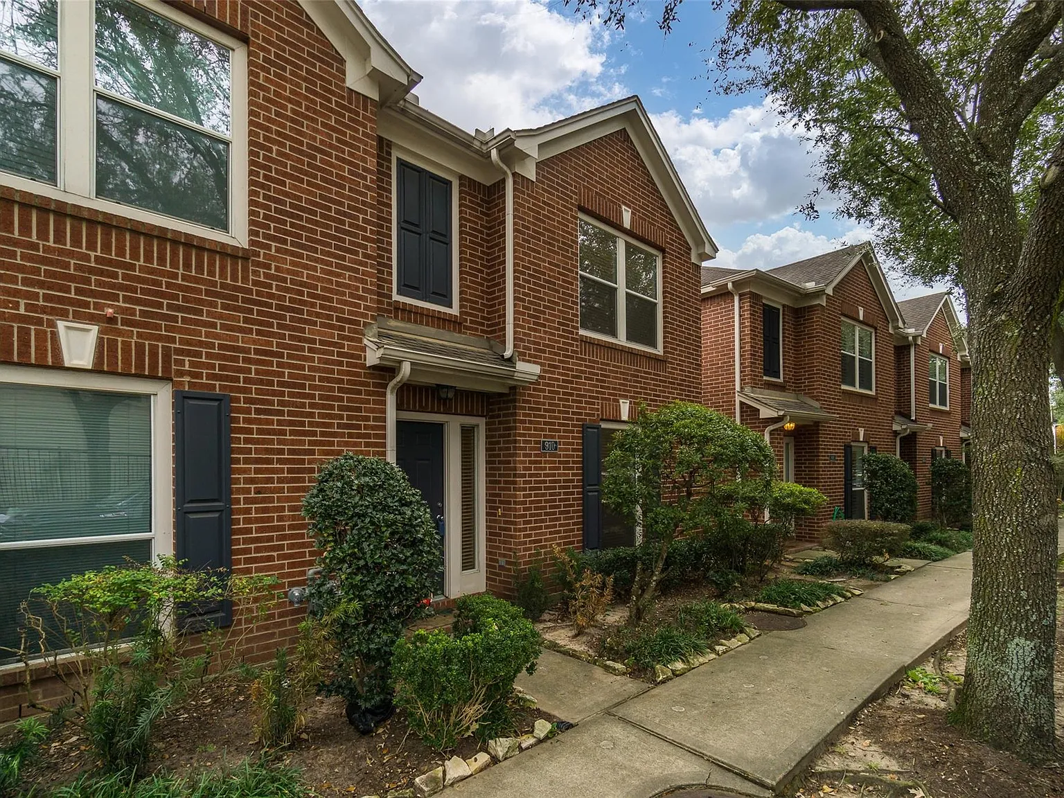 2 bed, 2.0 bath, 1216 sqft, $2,150 — Photo 1